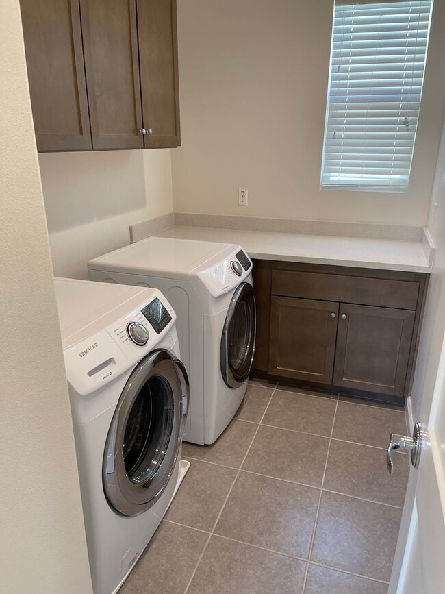 Building Photo - Large 5 Bed / 3 Bath Standalone unit in Lo...