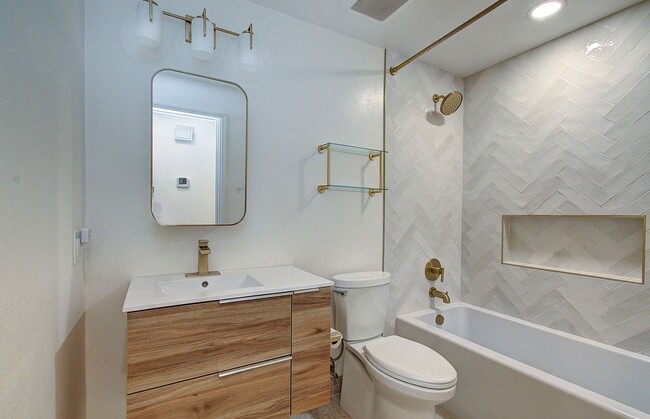 Building Photo - Spacious 4bd 2.5ba Home - Avail. Now!