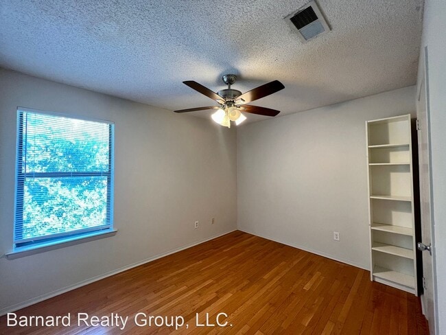 Building Photo - 2 br, 1 bath House - 402 Fredericksburg #1...