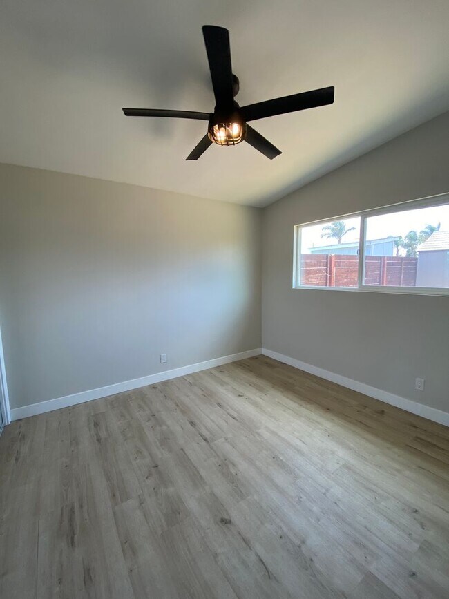 Building Photo - Renovated Beach house just a few blocks fr...