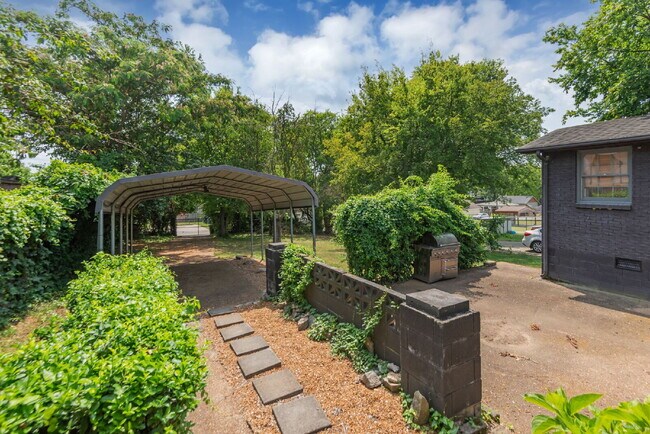 Building Photo - "Charming 3-Bedroom Haven with Gleaming Hardwood Floors in Vibrant Nashville Neighborhood!"