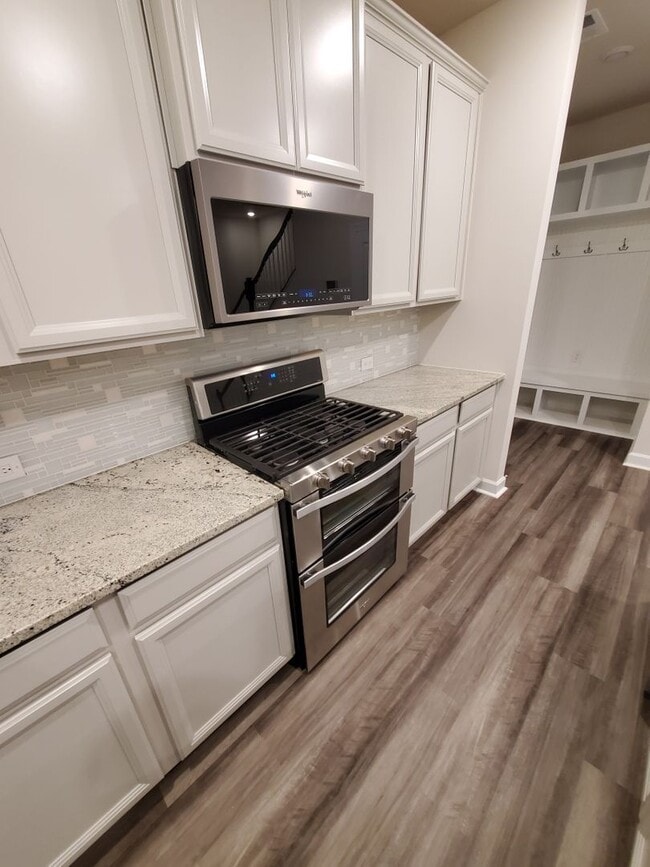 Building Photo - Beautiful Home in Huntersville