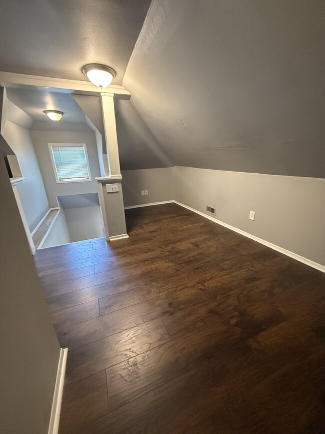 Building Photo - Charming 2 Bedroom 1 Bathroom with small b...
