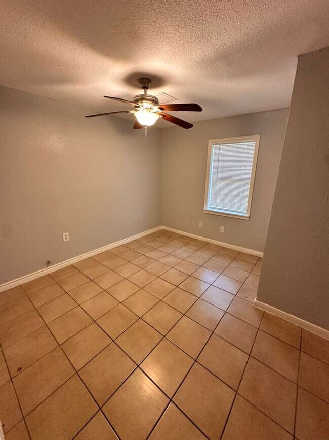 Building Photo - 306 Lake Rd