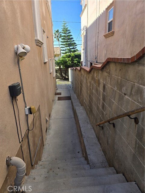 Building Photo - 515 S Helberta Ave