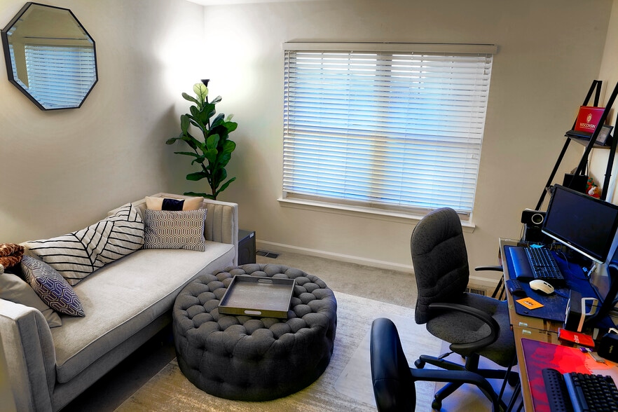 Upstairs Office / Bedroom - 1388 Ashford Ct