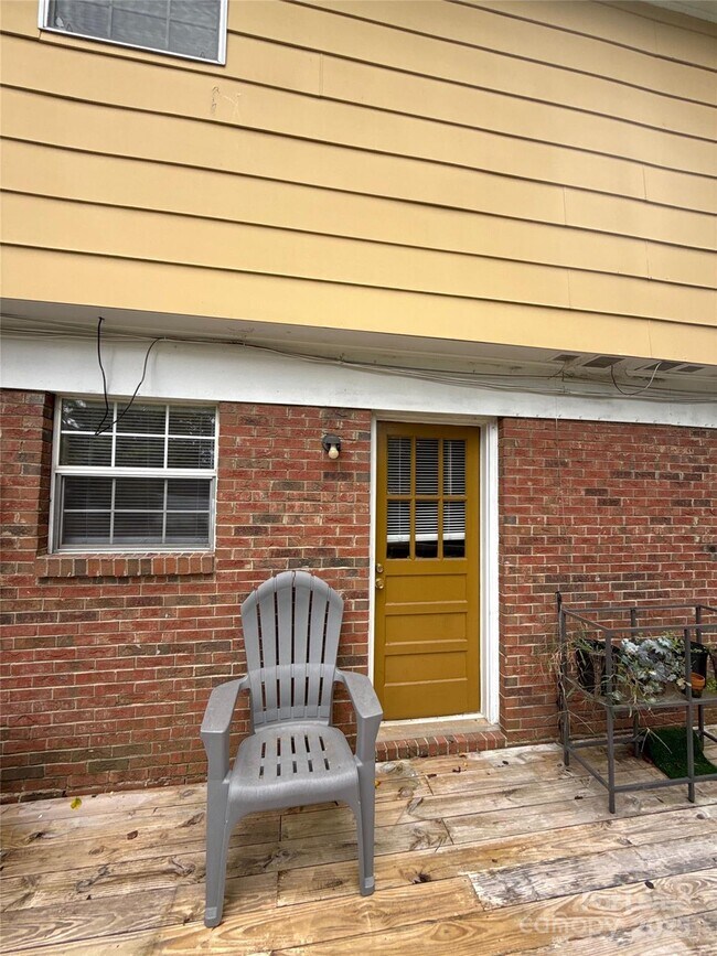 Building Photo - 409 Hawley Ave