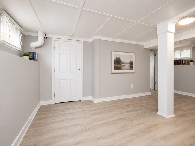 Building Photo - Charming 4BR Bungalow with Finished Basement & Fenced Yard