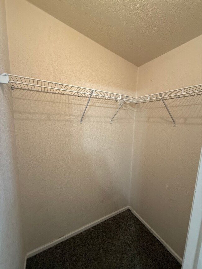 Building Photo - Move In Ready - Spacious Manufactured Home in Foothills!
