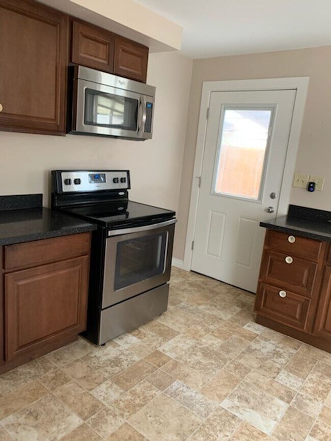 Building Photo - Cute and Cozy Newly Remodeled