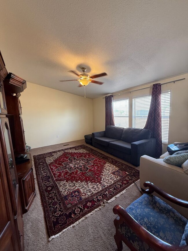 Building Photo - Charming 3-bedroom, 2-bathroom manufacture...
