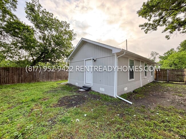 Building Photo - 404 Oak St