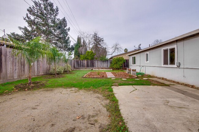 Building Photo - Wow! What a Great Home! Available Soon!