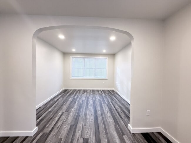 Building Photo - 629 Main St