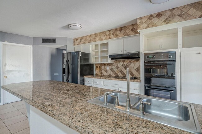 Building Photo - 3236 S Kenwood Ln