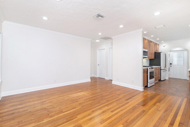 Building Photo - 608 Sunset Rd