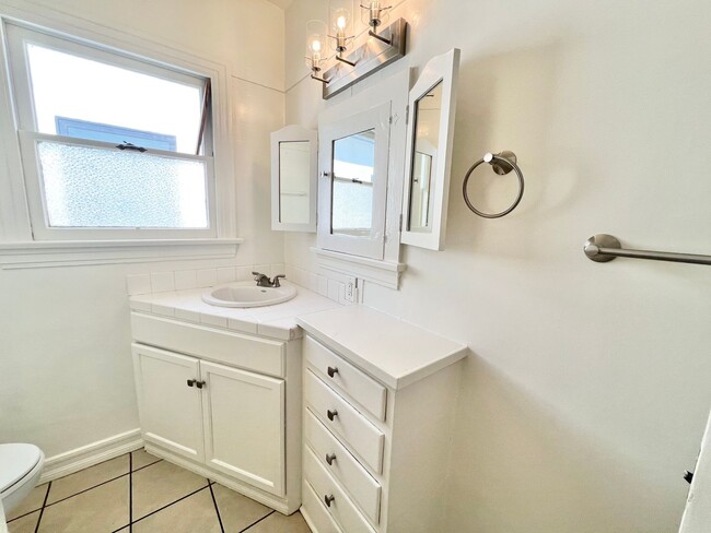 Building Photo - Charming Belmont Shore Bungalow close to 2...