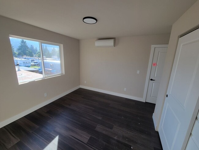Building Photo - Modern 3 bedroom townhouse