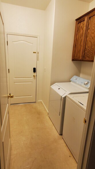 Laundry room - 7275 N Recreation Ave