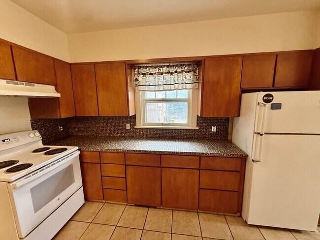 Building Photo - 1/2 Off First Months Rent! 3 Bed + 2 bonus rooms in basement, 2 Bath Home NEAR CSU! Flexible leas...