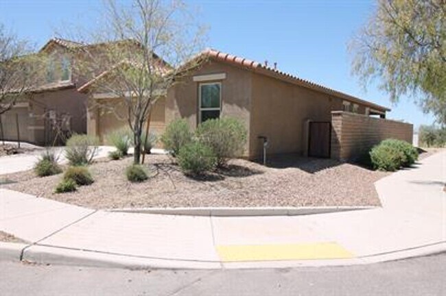 Building Photo - Desirable La Estancia Neighboorhood