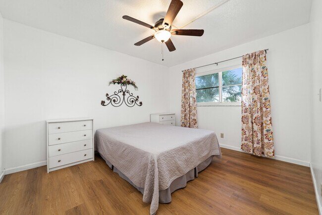 Building Photo - 230 NE 26th Ave