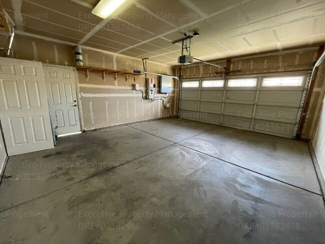 Building Photo - REDUCED MONTHLY RENTAL PRICE! 4 bedrooms/ ...