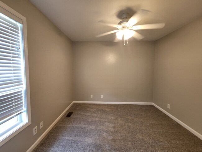 Building Photo - $1850 3 Beds 2.5 Bath + Bonus Room & Storm...
