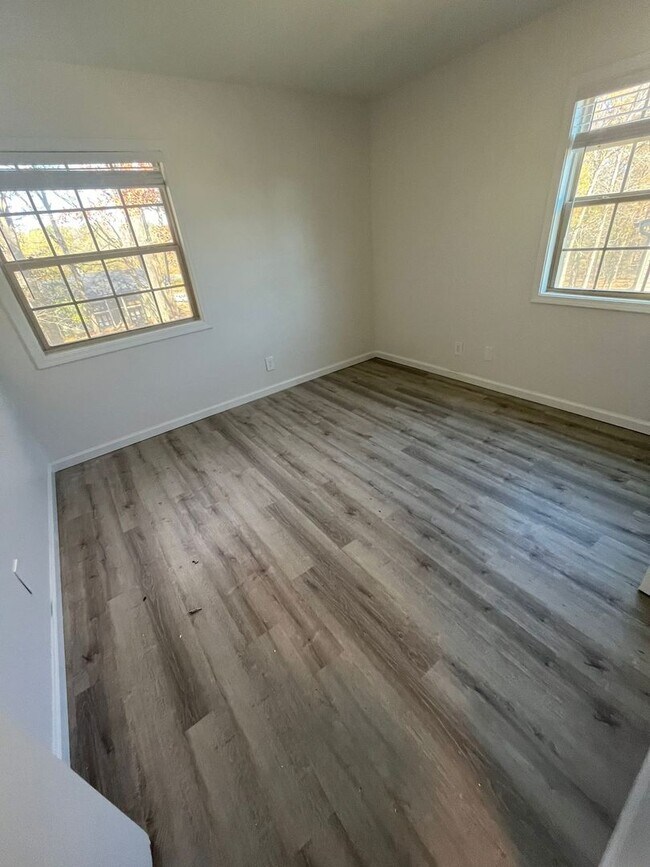 Building Photo - Modern 2-Bed, 1-Bath Oasis with Central Ai...