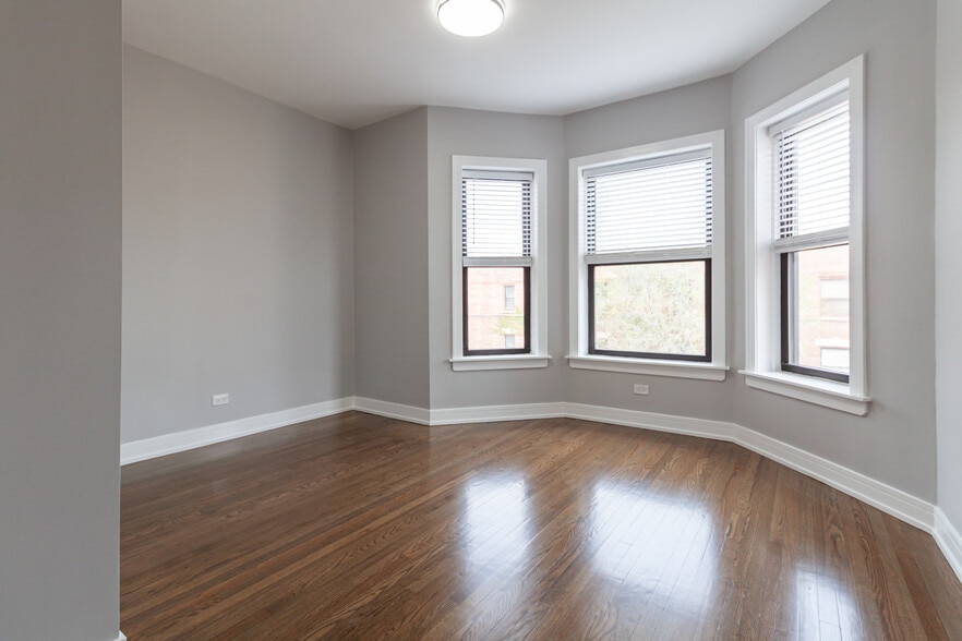 Building Photo - 3830 N Wilton Ave