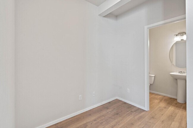 Building Photo - $1K move-in special! Sparkling clean newer 4-bdrm/3.5-bath townhome—2-car garage, near Forest Park