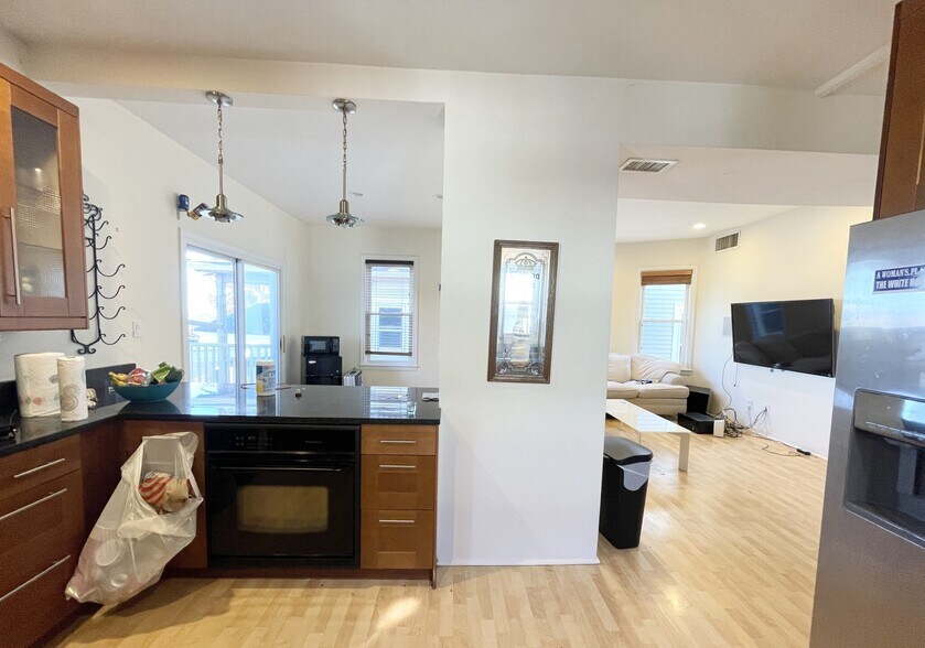 Building Photo - 7 Iroquois St