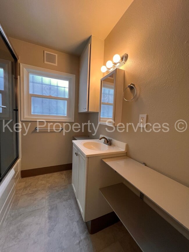 Building Photo - Charming Two Bedroom House near Downtown V...