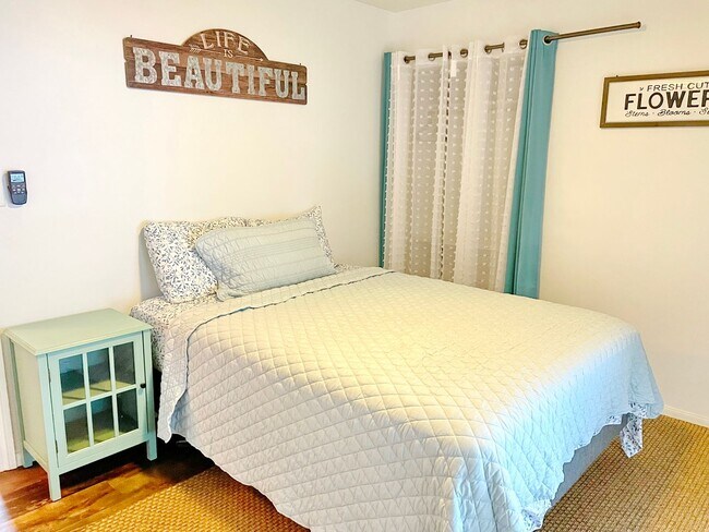 Building Photo - Wailuku Heights Executive Style 3Bed/2Bath Furnished Upstairs Home - Pool w/ cabanas - Most Utili...