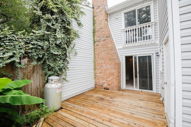 Building Photo - Spacious Townhome Move in Ready!!