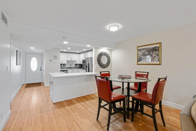 Building Photo - 361 S Hollybrook Dr