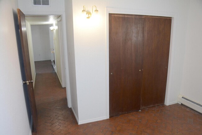 Building Photo - 604 Arno St NE