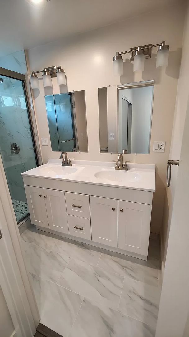 Building Photo - 4BD/2BA on East Falls! Newer Build & Rooft...