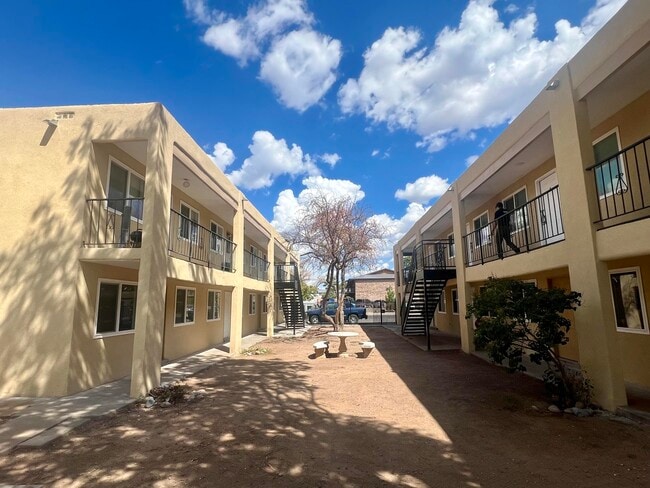 Building Photo - 915 Alvarado Dr SE