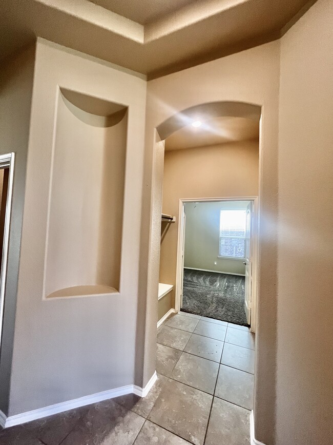 Building Photo - 2025 Lake Vista Dr