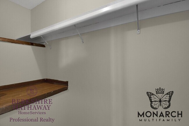 Building Photo - 2 Bedroom Townhouse Apartment- HUGE WALK IN CLOSET