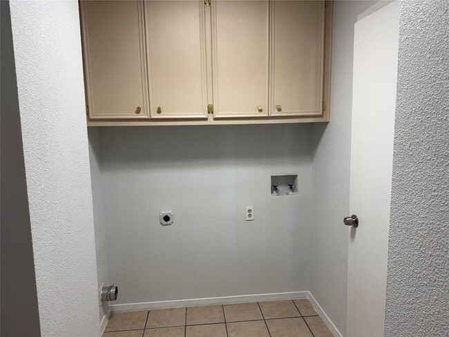 Building Photo - 3205 MacArthur Ave