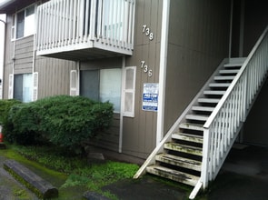 Building Photo - 736 22nd St NE