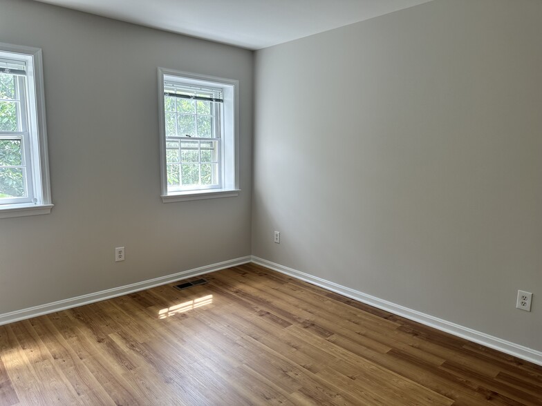 Front bedroom - 4847 Chevy Chase Dr