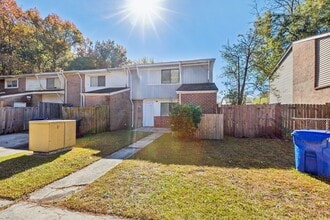 Building Photo - Move In Ready Townhome!