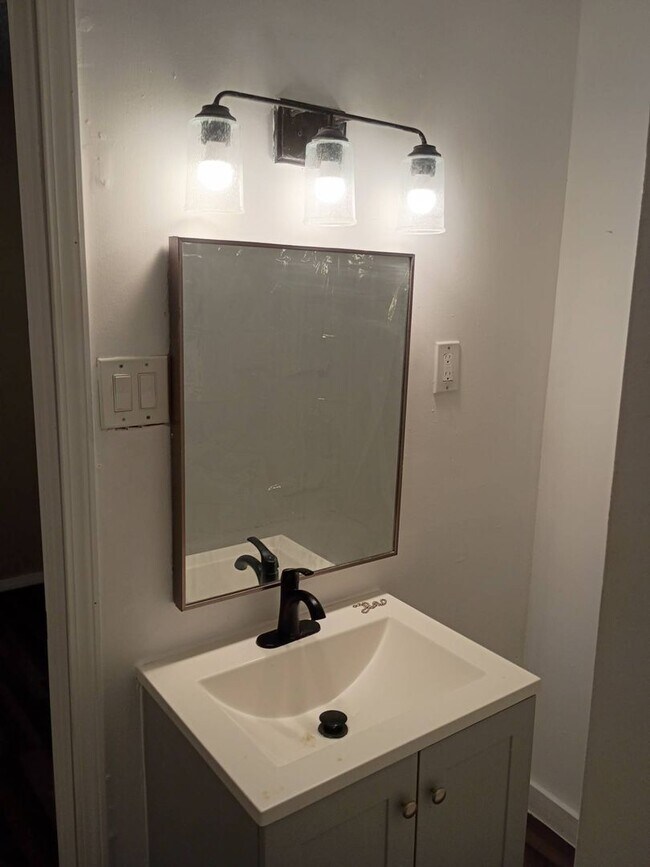 Building Photo - Charming 3 - Bedroom Property in Prime Location