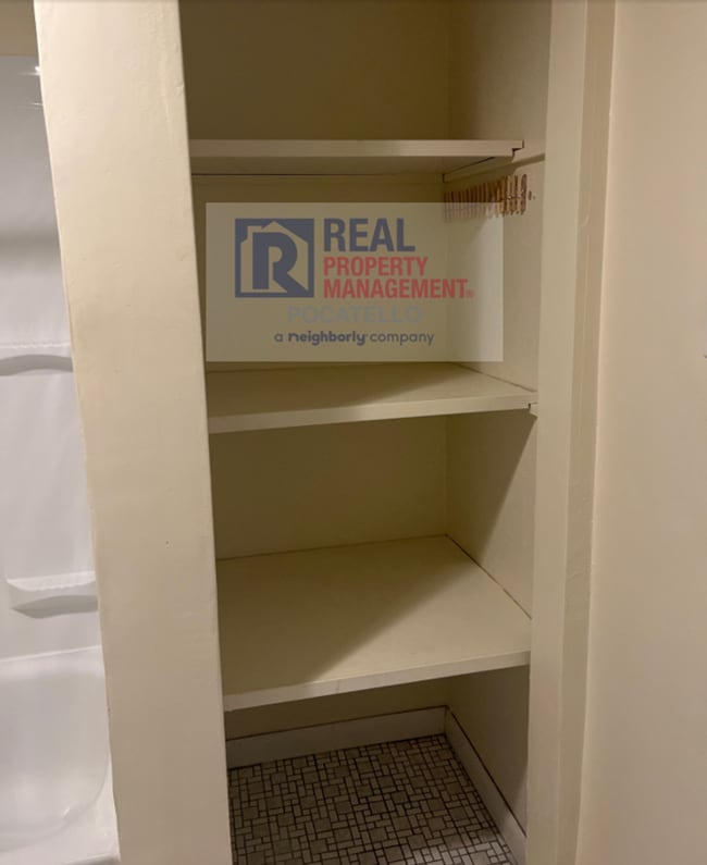Building Photo - Spacious 1 bedroom 1 bath apartment