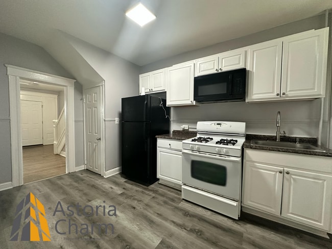 Building Photo - 4 bedroom 1 bath or 3 bedroom + den AVAILA...