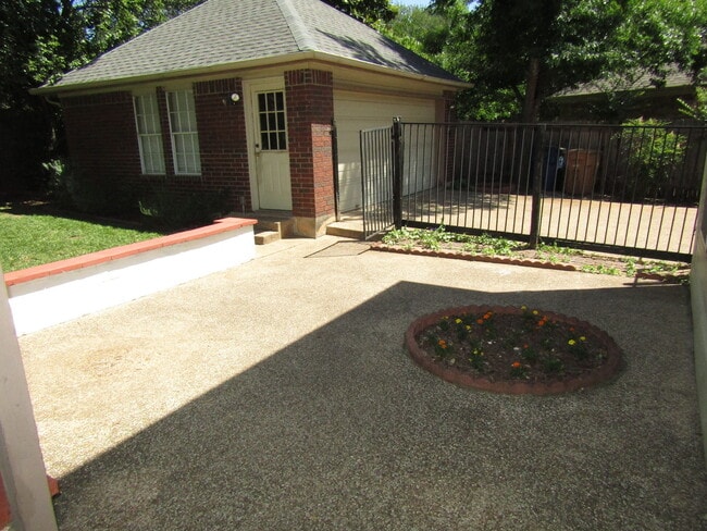 Building Photo - 6106 John Chisum Ln