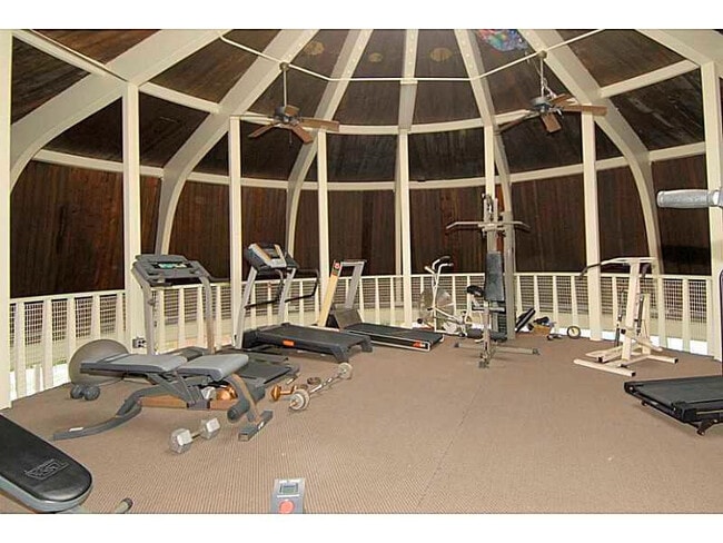 Building Photo - 5321 NE 24th Terrace